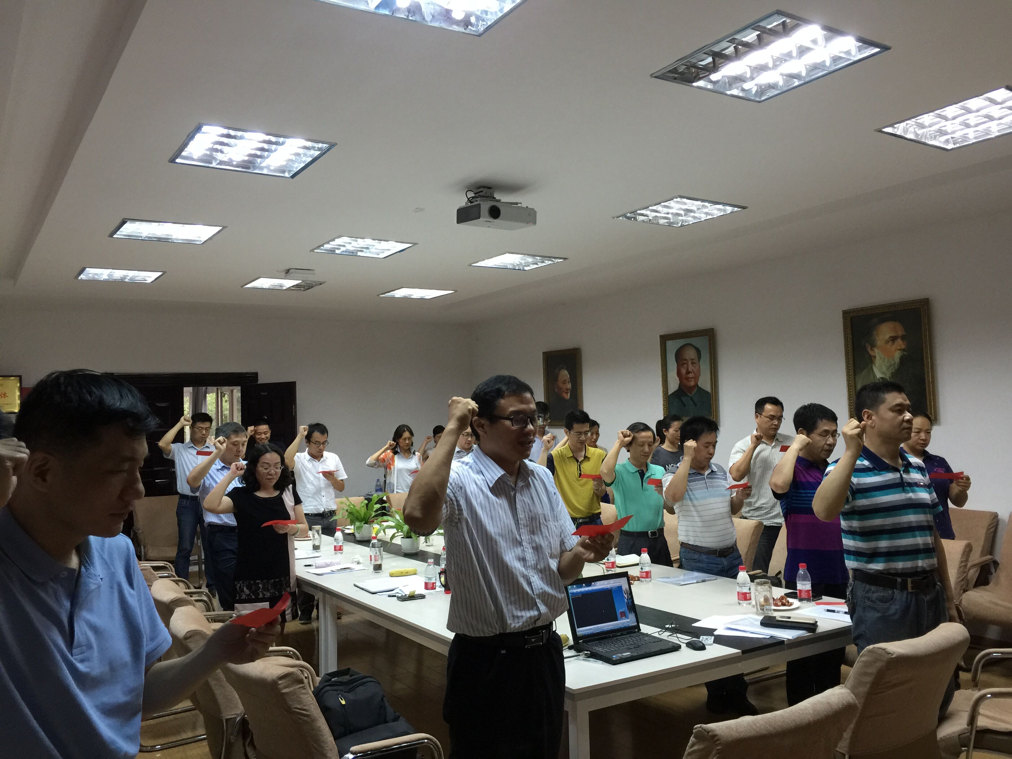 【两学一做】永利yl23411全体教职工党员重温入党誓词 【两学一做】永利yl23411全体教职工党员重温入党誓词