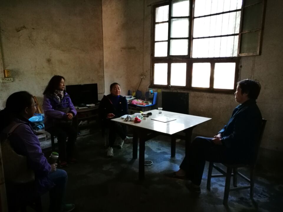 公司“理论热点面对面”专家组赴乌云山村进行心理帮扶
