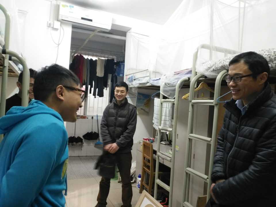 公司领导深入员工宿舍走访慰问 公司领导深入员工宿舍走访慰问