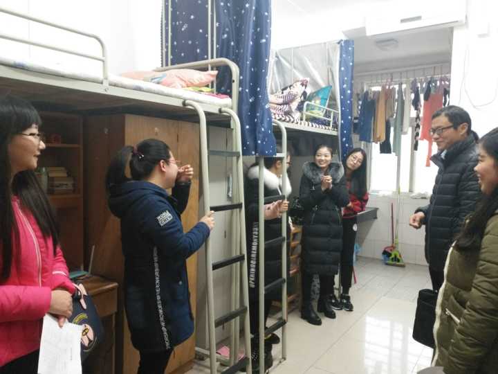 公司领导深入员工宿舍走访慰问 公司领导深入员工宿舍走访慰问