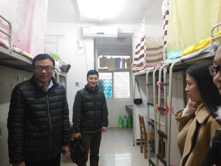 公司领导深入员工宿舍走访慰问 公司领导深入员工宿舍走访慰问